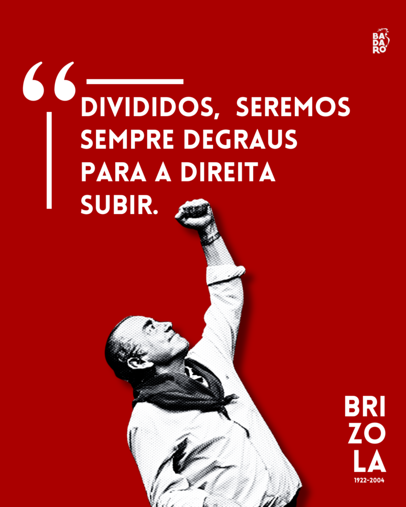 Colagem mostra Leonel Brizola com punho erguido em preto e branco, com fundo vermelho onde se insere a frase "Divididos, seremos sempre degraus para a direita subir".