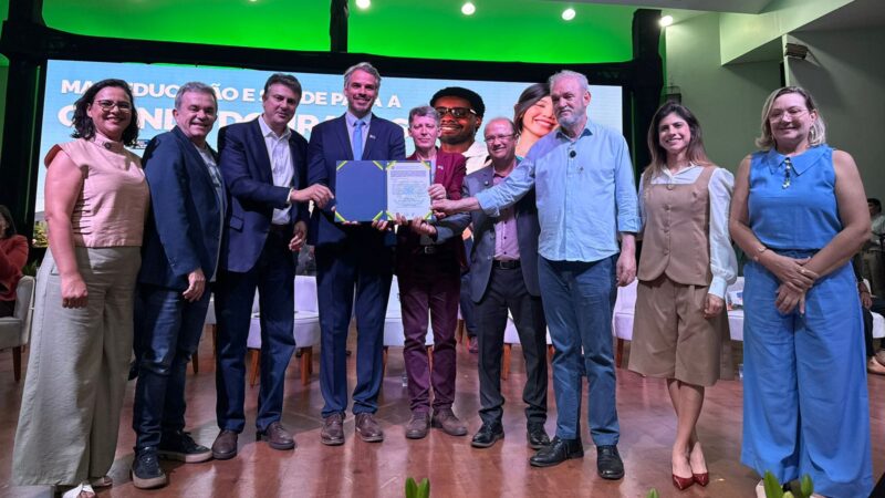 O superintendente Tiago Botelho junto ao ministro Camilo Santana, ao vice-governador Barbosinha e às bancadas estadual e federal de MS. (Reprodução)